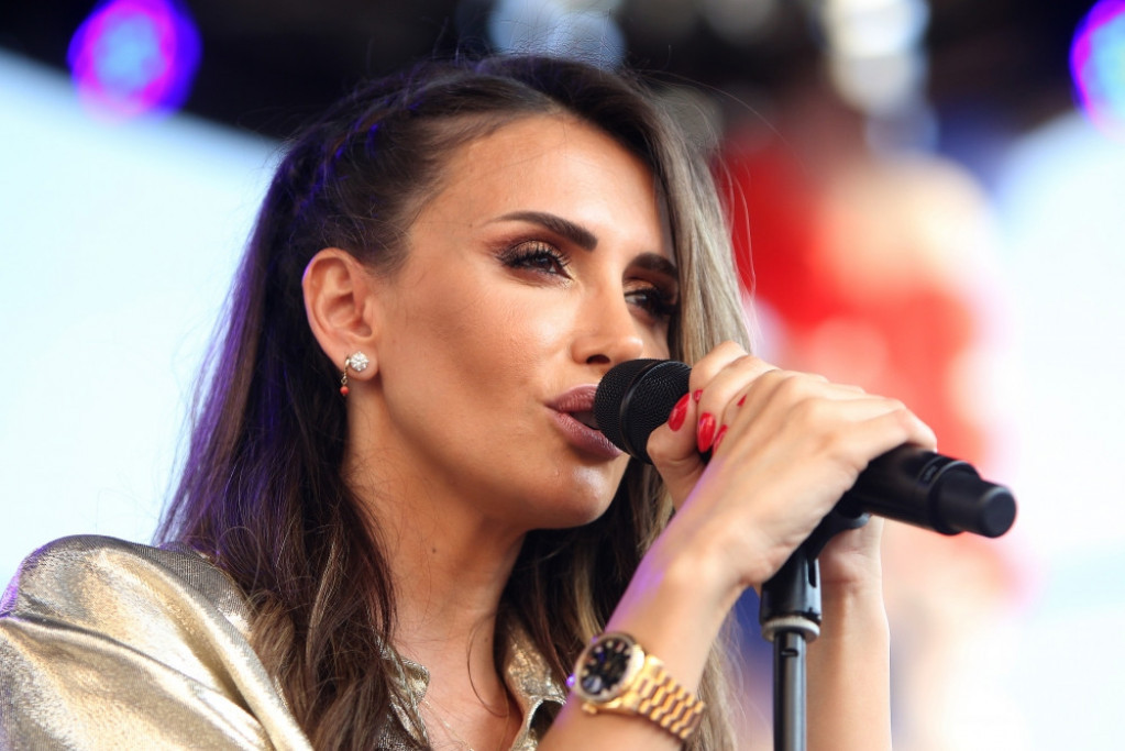 „Ja sam kod kuće i otac i majka..." Emina Jahović, bez ustezanja: O odnosu s bivšim, deci, pa i problemima s kojima se na poslu suočila