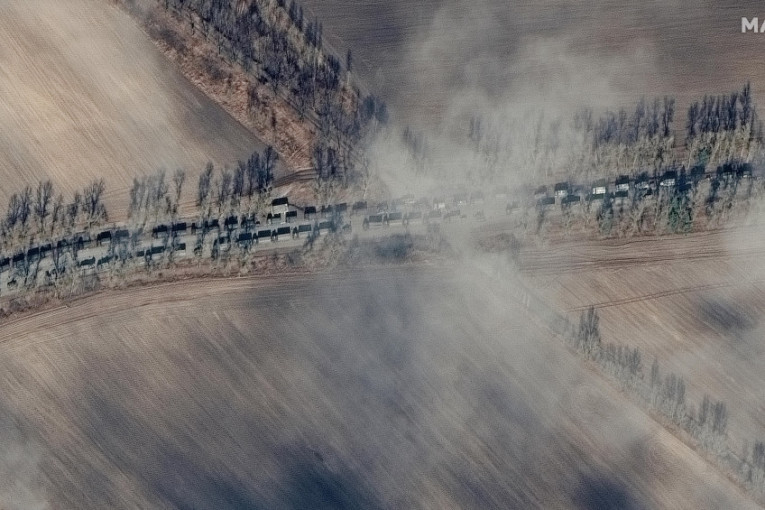 Najnoviji satelitski snimci: Kolona ruskih vojnih vozila duga preko 5 kilometara kreće se ka Kijevu (FOTO)