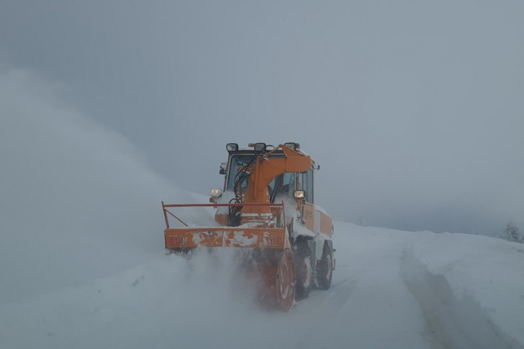 Oštra zima još uvek pokazuje zube: Sneg na planinama zapadne Srbije pada satima, ponovo potpuno zavejan put preko Golije (FOTO)