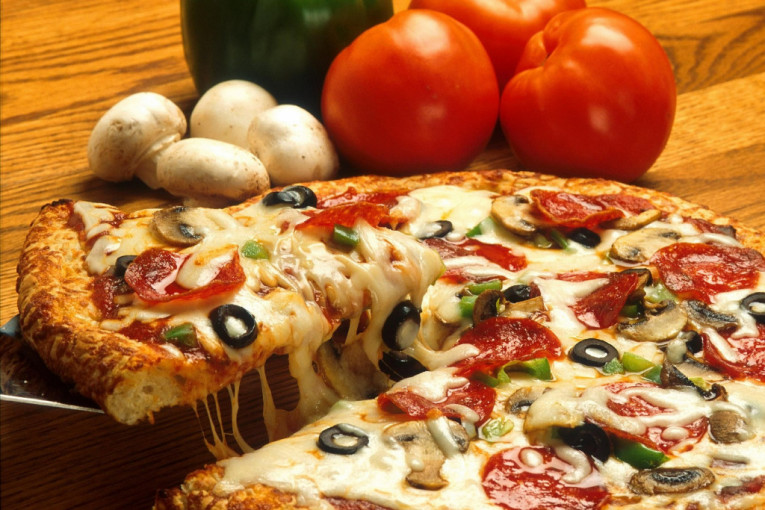 Hrskava i ukusna i sutradan: Kako da podgrejete picu da bude sveža kao da ste je tek napravili (VIDEO)
