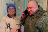 Zagrljaj posle osam godina: Vojnik Donjecka nije mogao da se vrati u svoj rodni grad, a sada je konačno video roditelje (VIDEO)
