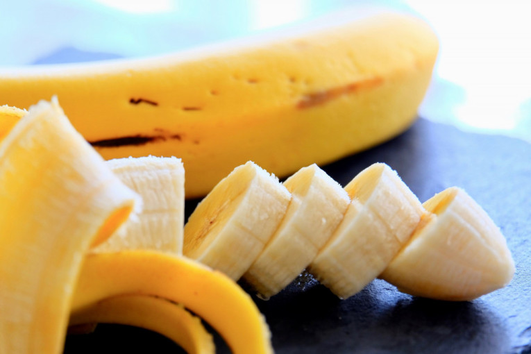 Recept dana: Banana-biskvit kolač koji kombinuje tri teksture u jednom zalogaju