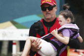 Kataklizma u Australiji: Ljudi na krovovima čekaju pomoć, poplave nose ljudske živote - ovo se dešava jednom u 1.000 godina! (FOTO/VIDEO)