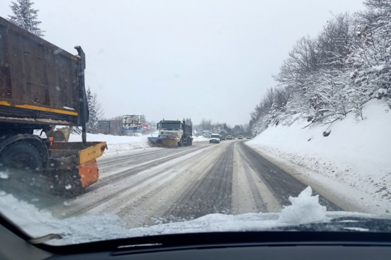 Tri turska kamiona zaglavila se u snegu kod Zlatibora: Otežan saobraćaj na putu ka planinskim prevojima