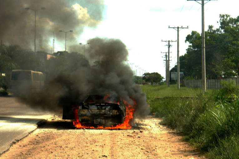 Beograđanima se zapalio automobil na novom auto-putu u Crnoj Gori! "Niko nije stigao na vreme" (VIDEO)