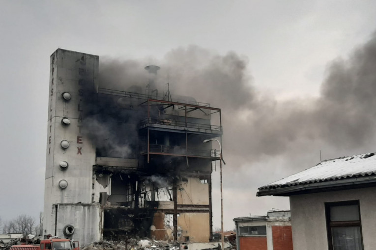 Veliki požar u Čačku: Gorela zgrada nekadašnjeg giganta hemijske industrije, vatra progutala čitav objekat (FOTO)