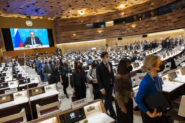 Sramotno: Diplomate izašle iz sale UN dok se Lavrov obraćao (VIDEO)