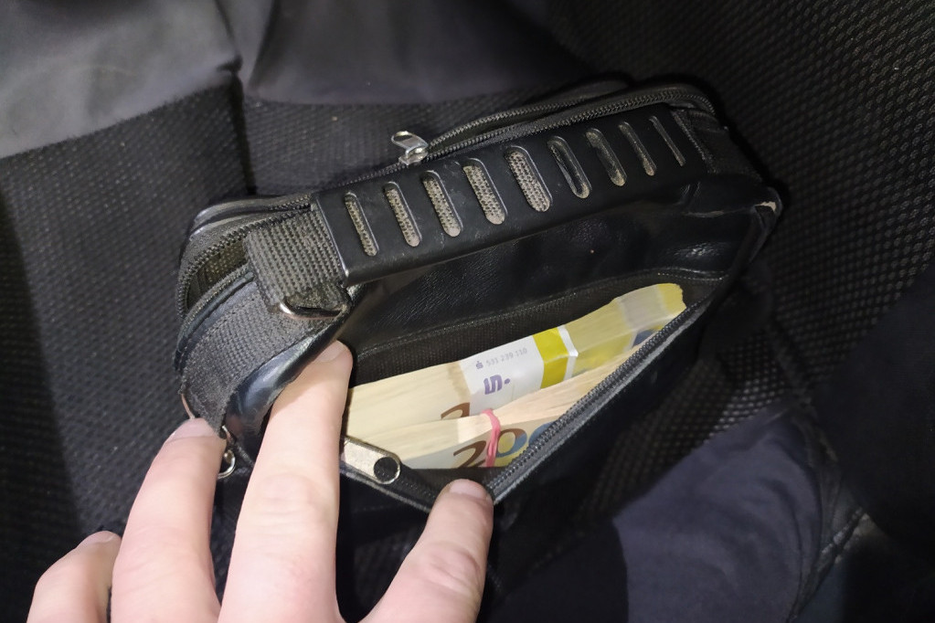 U vratima BMW-a 80.000 evra, u ličnoj torbici 30.000 evra: Sprečeno krijumčarenje deviza preko granice! (FOTO)