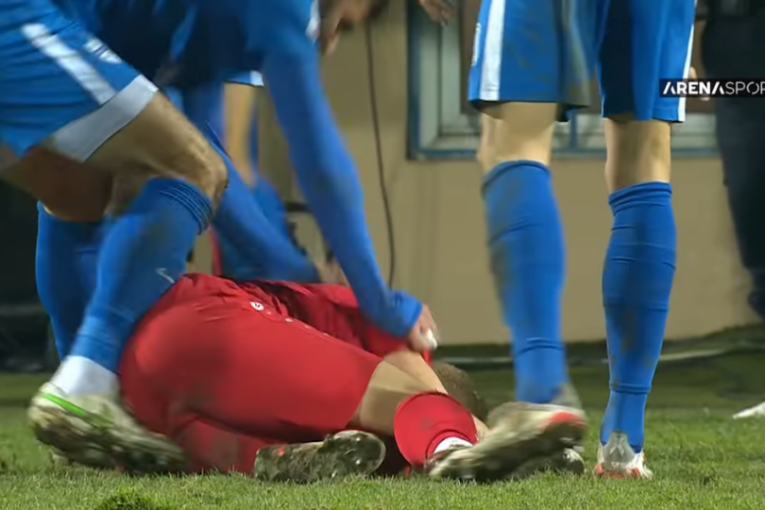 Ubij cigana skandirano u Novom Pazaru posle brutalnog stata domaćeg igrača! Posle toga je usledio haos, navijači bacali stolice (VIDEO)