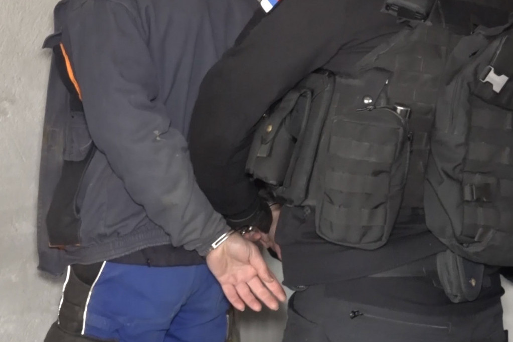 Hapšenje u Požarevcu: Policija rešila da muškarcu proveri ranac, a zbog tegle su mu momentalno stavljene lisice