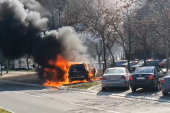 Izgoreo džip beogradskih tablica u centru Kraljeva! Građani kažu - čula se detonacija!