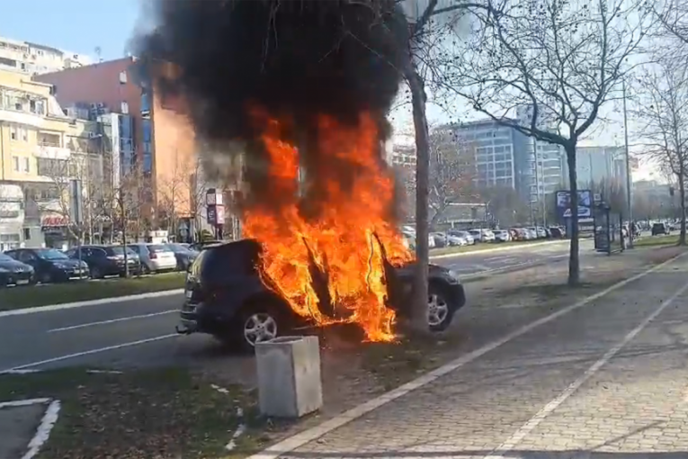 Vatra buknula na automobilu kod Sava centra: Vozilo izgorelo u potpunosti (FOTO/VIDEO)