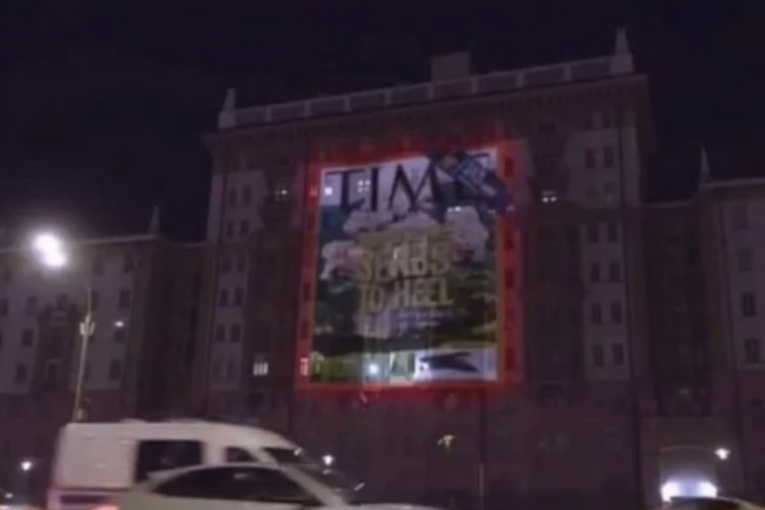 Rusi podsetili na naše stradanje: Na Ambasadi SAD u Moskvi osvanula naslovnica "Tajmsa" o bombardovanju Srbije (FOTO)