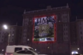 Rusi podsetili na naše stradanje: Na Ambasadi SAD u Moskvi osvanula naslovnica "Tajmsa" o bombardovanju Srbije (FOTO)