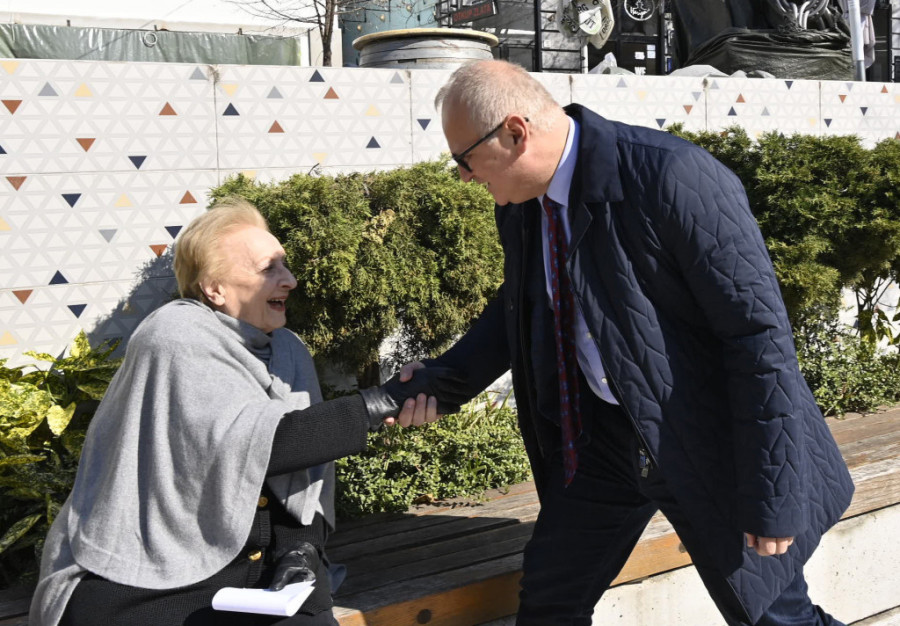 U njegovom "zagrljaju" može se naći svaki sugrađanin: Omaž Borislavu Pekiću podignut je pre tačno šest godina (FOTO)