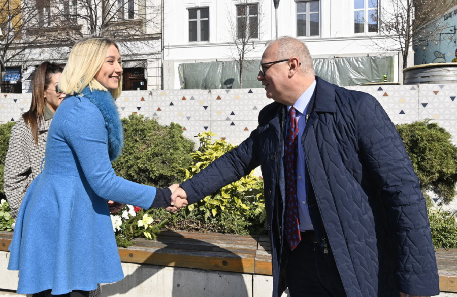 U njegovom "zagrljaju" može se naći svaki sugrađanin: Omaž Borislavu Pekiću podignut je pre tačno šest godina (FOTO)