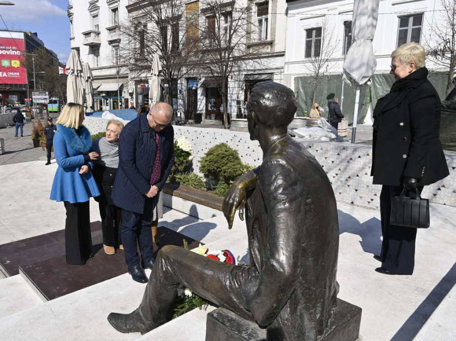 U njegovom "zagrljaju" može se naći svaki sugrađanin: Omaž Borislavu Pekiću podignut je pre tačno šest godina (FOTO)