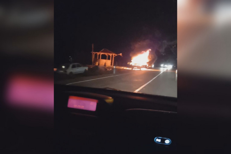 Havarija u Kniću - požar na putu, saobraćaj mili: "Zatekao nas je zastrašujući prizor, vozilo je bilo u plamenu!"