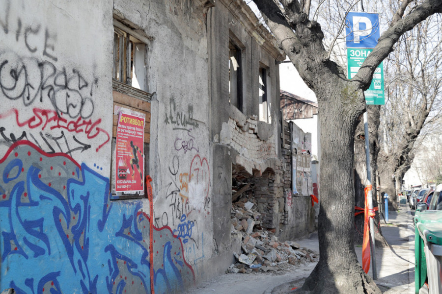 Urušio se zid kuće u Dalmatinskoj ulici: Građanima i dalje preti opasnost od ponovnog obrušavanja, a svi se pitaju jedno! (FOTO)