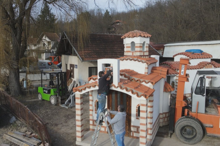 Albanci rušili svetinje na Kosovu, a Mančići iz Gadžinog Hana postavljali mobilne crkve kako bi narod imao gde da se moli (FOTO)
