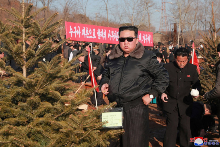 Kim se bacio na sadnju drveća: Ispraćen ogromnim aplauzom, pa se odvezao mercedesom (VIDEO)
