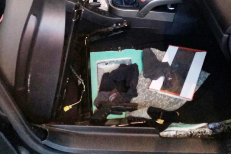 Bogat ulov na Batrovcima: Devojka (22) preko granice pokušala da prenese 20 pištolja i 17 kg droge! (FOTO)