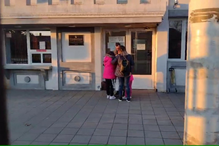 Milana Džonića sačekale majka supruga i dve ćerke: Vatrogasac pušten iz pritvora, brani se sa slobode! (VIDEO)