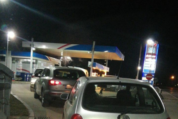 Zavladala opšta panika: Građani pohrlili na pumpe zbog goriva, Vlada uputila važan apel! (FOTO)