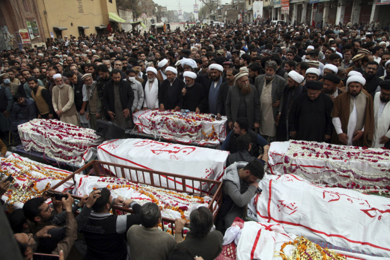 Islamska država preuzela odgovornost za napad na džamiju u Pakistanu: Broj stradalih skočio na 58 (FOTO)