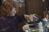 Jovana staroj obući vraća sjaj - i to četkicom i bojom: Restaurira patike i cipele, neke kupi za 200 dinara i napravi čudo (FOTO)