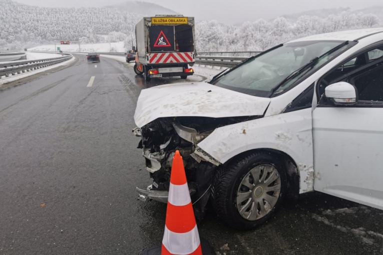Teška saobraćajna nesreća kod Novih Banovaca: Nakon sudara prednji kraj automobila potpuno smrskan (FOTO)