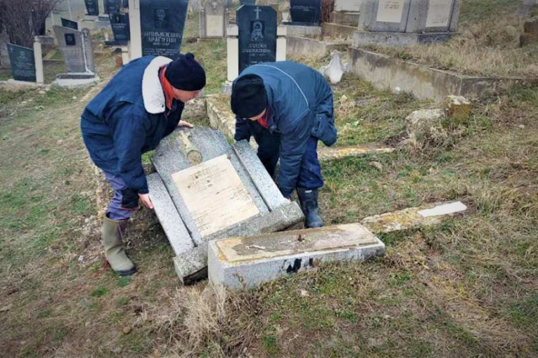 Obnovljeno srpsko groblje na KiM: Albanski ekstremisti prethodno uništili šest nadgrobnih ploča