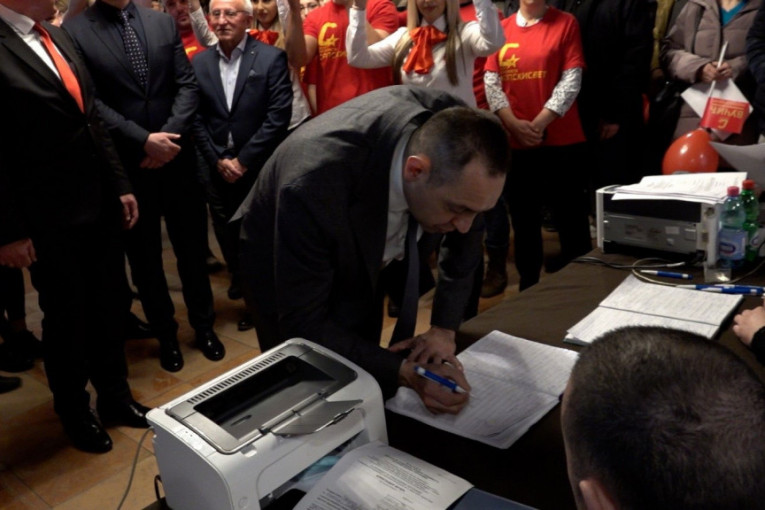 Vulin i Lazarević potpisom podržali kandidaturu Aleksandra Vučića na predsedničkim izborima