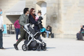 Šetnja Parizom: Trudna Sofi Tarner i Džo Džonas uživali sa ćerkom, jedno je svima zapalo za oko (FOTO)