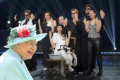Urnebesno! Kraljica Elizabeta peva Konstraktinu pesmu: Koja je tajna zdrave kose Megan Markl? (VIDEO)