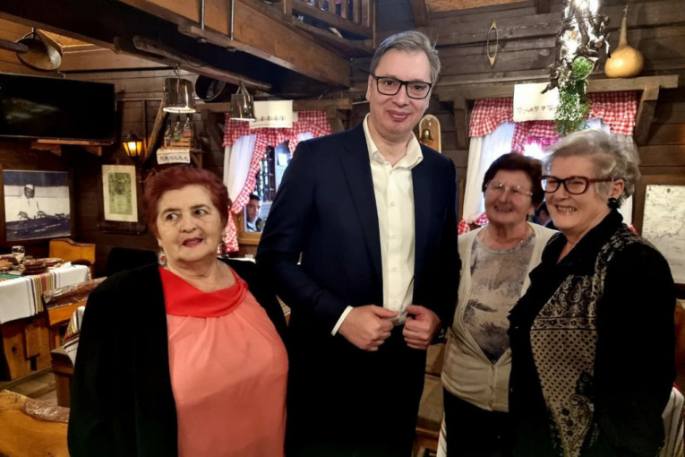 Ove divne dame su zaslužne za prvi današnji osmeh: Predsednik Vučić veličanstveno dočekan u Leskovcu i Bojniku