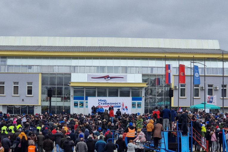 Ove divne dame su zaslužne za prvi današnji osmeh: Predsednik Vučić veličanstveno dočekan u Leskovcu i Bojniku