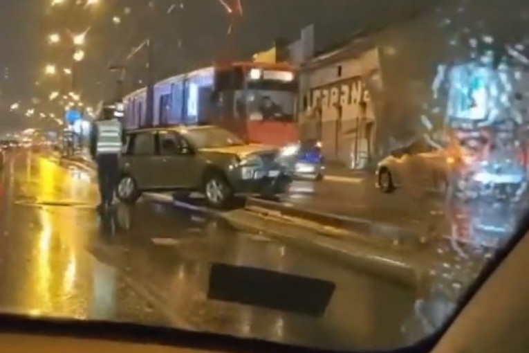 Lančani udes kod Sajma izazvao kolaps u Beogradu: Džip se "nasukao" na tramvaj (FOTO/VIDEO)