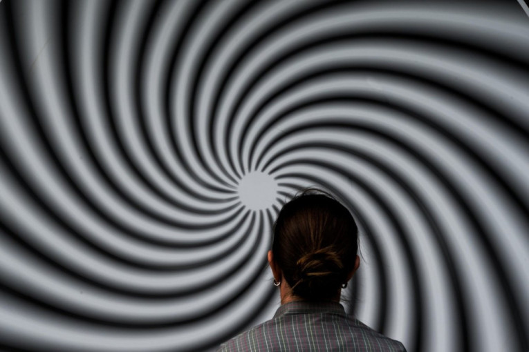 Ova optička iluzija se širi društvenim mrežama poput požara: Što duže gledate više ste zbunjeni (FOTO)