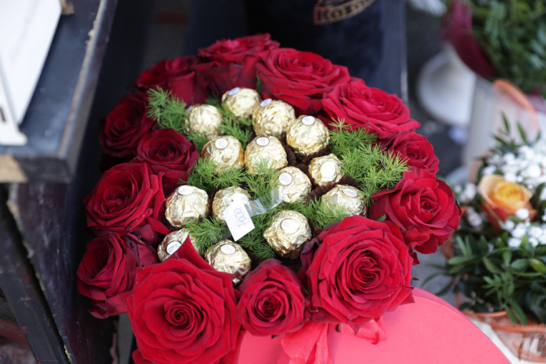 Rasprava u vajber grupama pred 8. mart: Neki roditelji kupuju luksuz, drugi se pitaju - da li je dovoljno cvet?