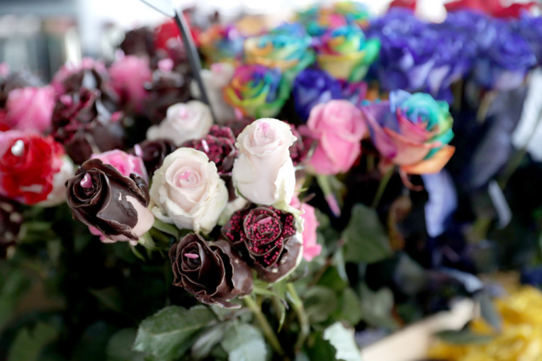 Rasprava u vajber grupama pred 8. mart: Neki roditelji kupuju luksuz, drugi se pitaju - da li je dovoljno cvet?