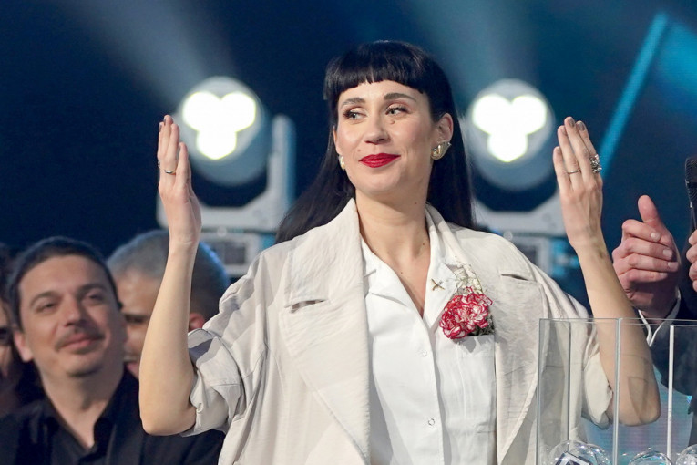 Šta ima posle „Komproste"? Predstavnica Srbije na „Evrosongu" ne zamera folkerki, a ona nikako da joj „ubode" ime! (FOTO)