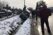 Karambol kod Čačka: Direktni sudar dva vozila, jedno odletelo u kanal, u kolima bila i deca (FOTO)