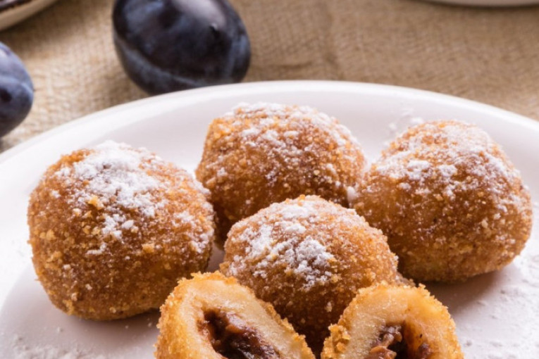 Recept dana: Domaće knedle sa šljivama toliko su mekane da se tope u ustima