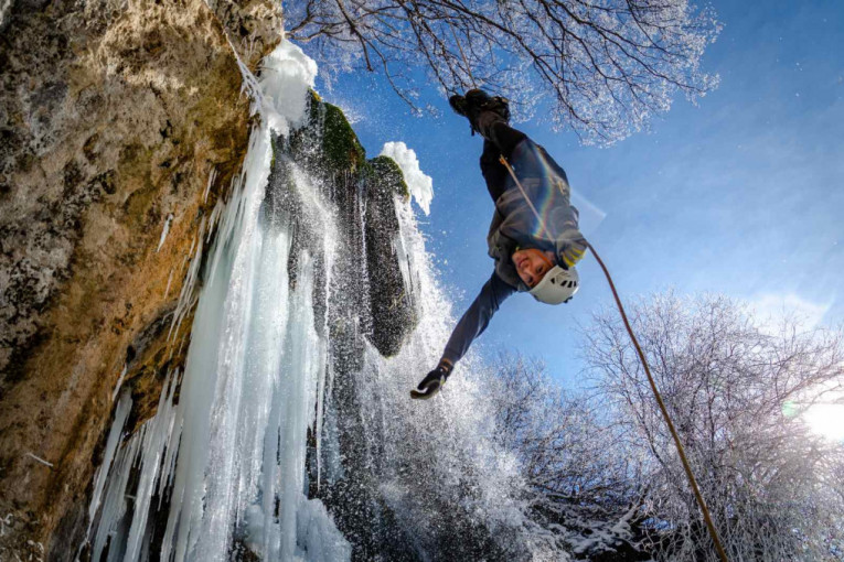 Prizori koji lede dah: Najhrabriji se uz pomoć kanapa i sajli spustili niz zaleđene slapove visoke preko 20 metara (FOTO)