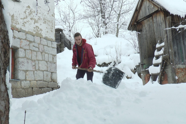 Potrošili 20 metara drva, a namirnice kupuju da imaju do proleća: Ovako žive meštani planinskih sela na Zlataru, gde zima ne odustaje (FOTO)