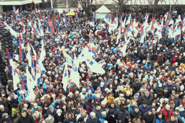 Više od 5 hiljada ljudi dočekalo Vučića u Rumi! (FOTO)