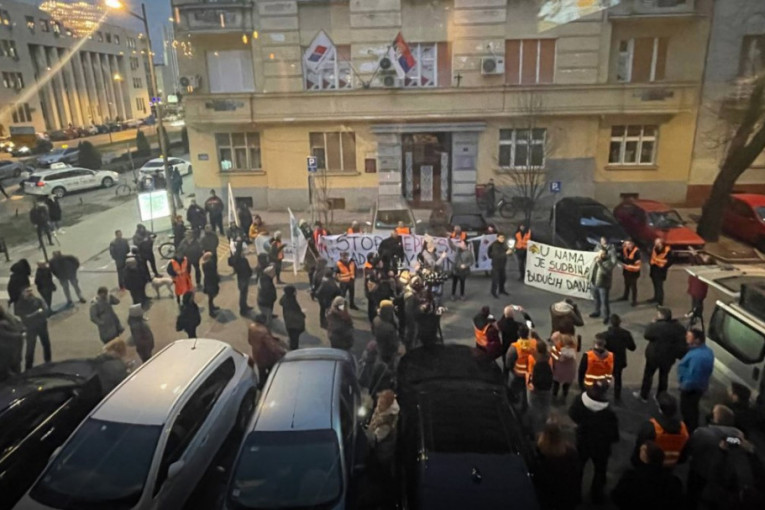 Fijasko opozicije u Novom Sadu: Šačica ekstremista protestovala, više novinara od "aktivista" (FOTO)