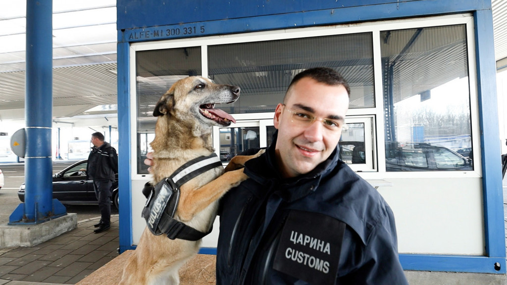 Kada vide Heru, švercerima i dilerima nije dobro! Kada promoli slatku njuškicu, krene im znoj na čelo (FOTO, VIDEO)
