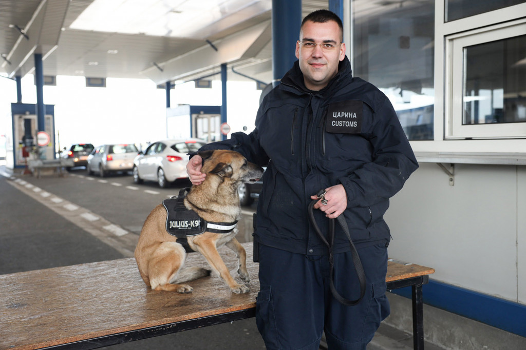 Kada vide Heru, švercerima i dilerima nije dobro! Kada promoli slatku njuškicu, krene im znoj na čelo (FOTO, VIDEO)